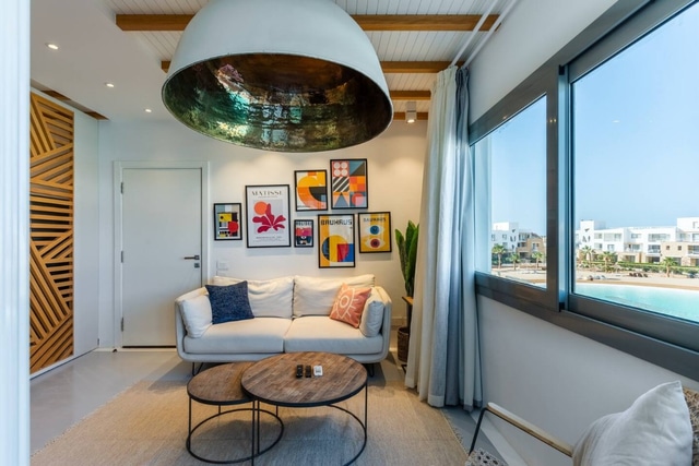 Luxurious Lagoon Serenity