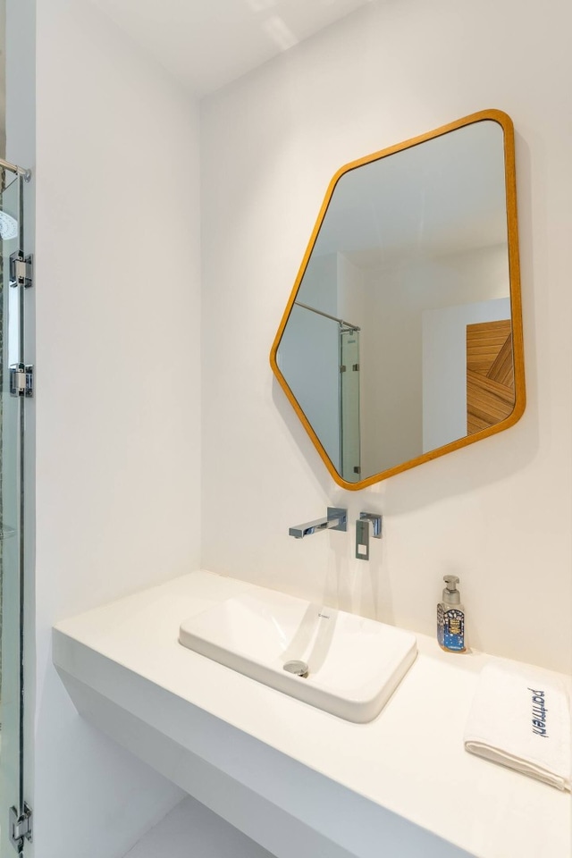 Luxurious Lagoon Serenity