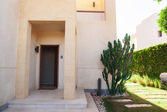 Spacious Lagoon View Villa At Joubal