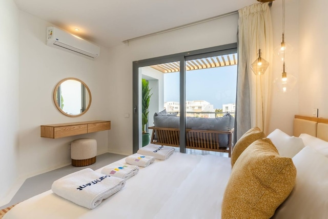 Luxurious Lagoon Serenity