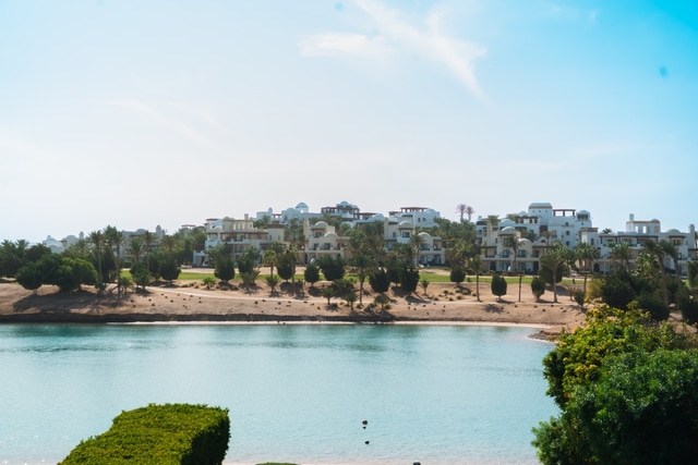 Spacious Lagoon View Villa At Joubal