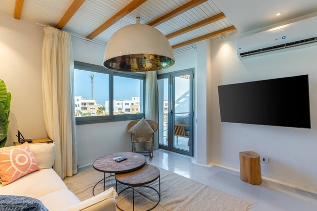 Luxurious Lagoon Serenity