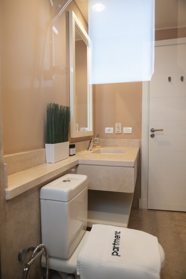 Spacious Lagoon View Villa At Joubal