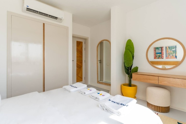 Luxurious Lagoon Serenity