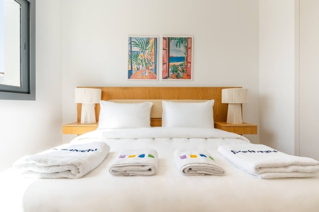 Luxurious Lagoon Serenity