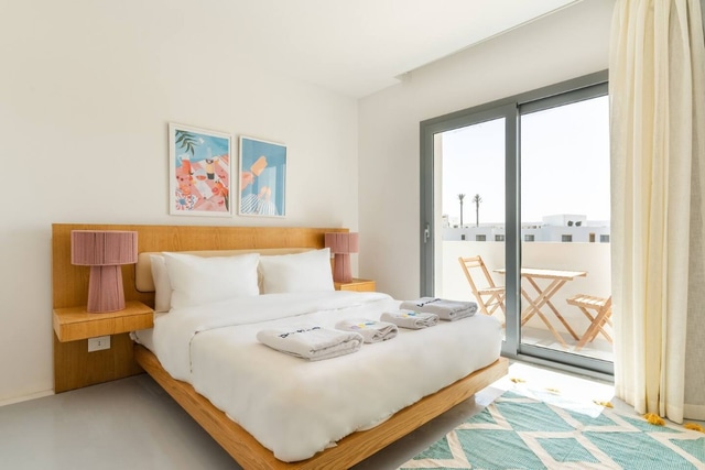 Luxurious Lagoon Serenity