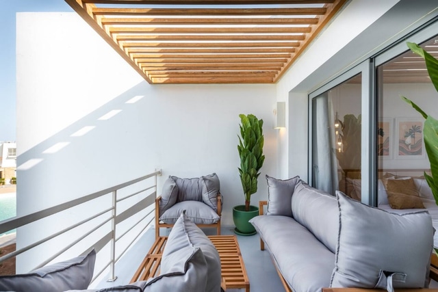 Luxurious Lagoon Serenity